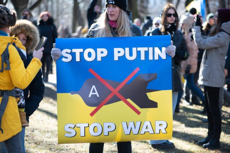 Oroszország 15 civil jogvédő szervezet működési engedélyét vonja be