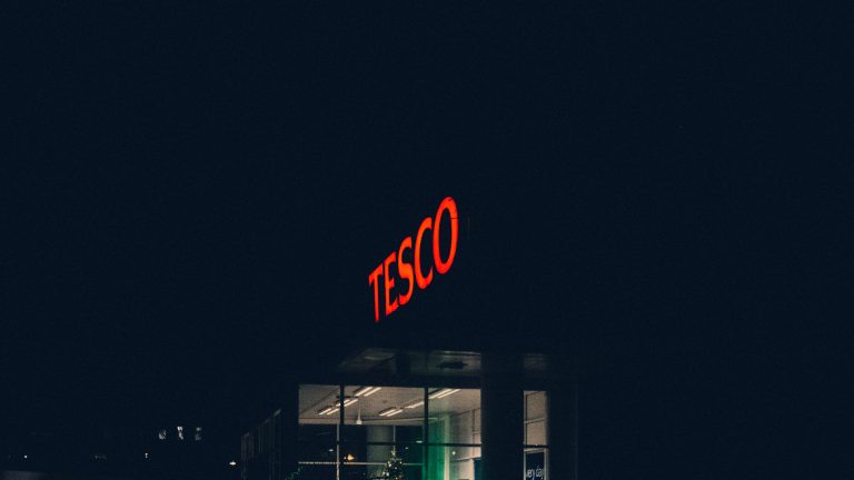 A Tesco bejelentette, keddenként olcsóbban vásárolhatnak a nyugdíjasok