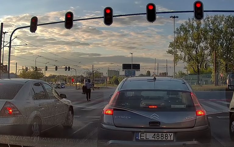 Forgalmas kereszteződés kellős közepén mutatta meg tánctudását egy fiatal lány