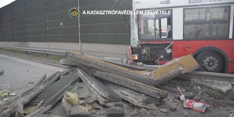 Videón a zajvédőfalat lebontó troli az M3-as autópálya kivezető szakaszán