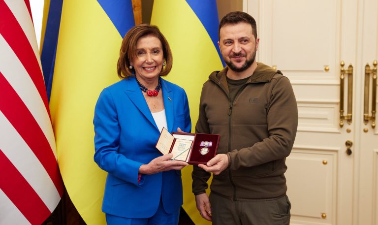 Ukrán állami kitüntetést vehetett át Nancy Pelosi Zelenszkijtől