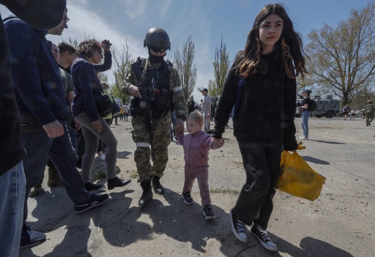 Megszólalt egy nő, akit a mariupoli acélüzemből evakuáltak: „olyan sokáig nem láttuk a napot“