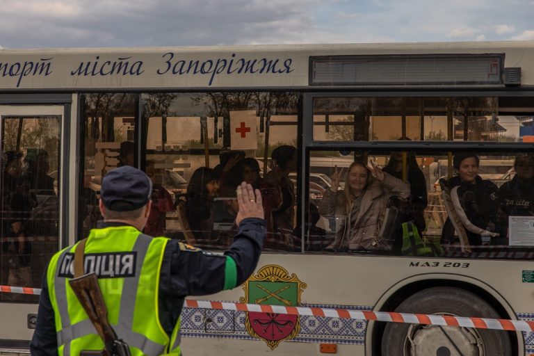 Mariupol felismerhetetlen romjai között menekítették ki az acélműben rekedt civileket