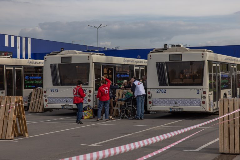 Túlterhelten, kimerülve, sápadtan és soványan érkeztek meg a mariupoli evakuáltak Zaporizzsjába