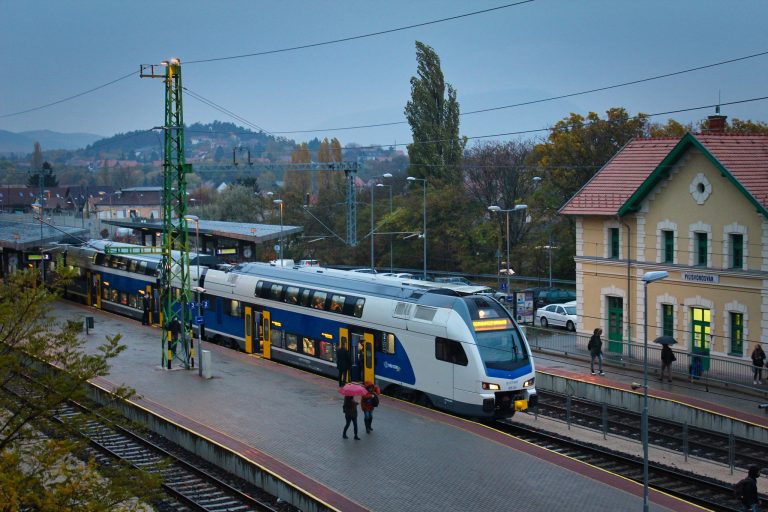 Vonatgázolással indult a vasárnap, Sződ-Sződliget megállóhely közelében történt a baleset