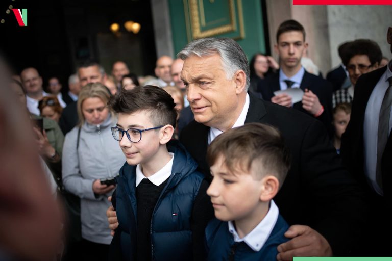 Orbán Viktorék egy emberként állnak ki a családok mellett, a gyermek az első