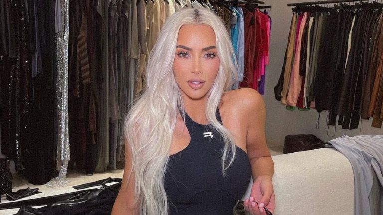 Olyan kerek lett Kim Kardashian feneke, mintha telihold lenne