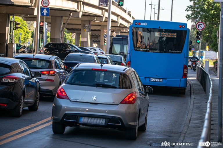 Nem kell jegyet vásárolniuk a menekülteknek a BKK járataira