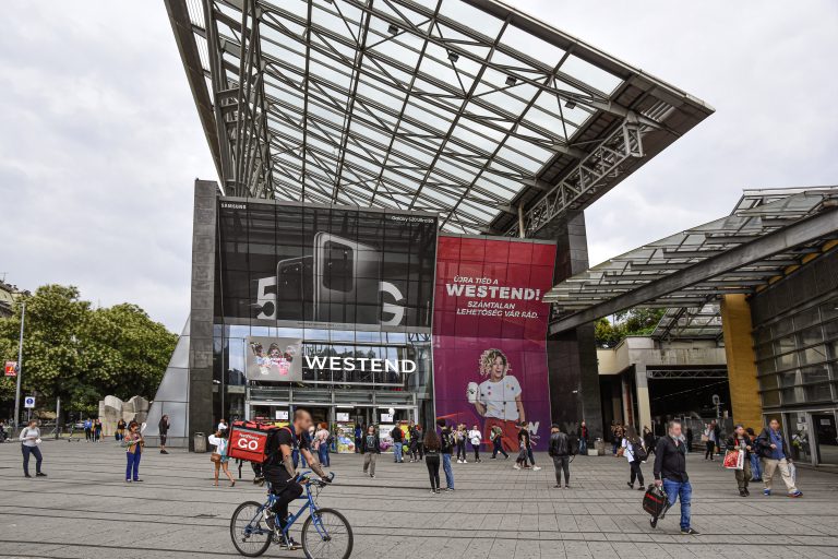 Hatalmas újítás a Westendben, mostantól nem lesz szükség aprópénzre a parkoláshoz