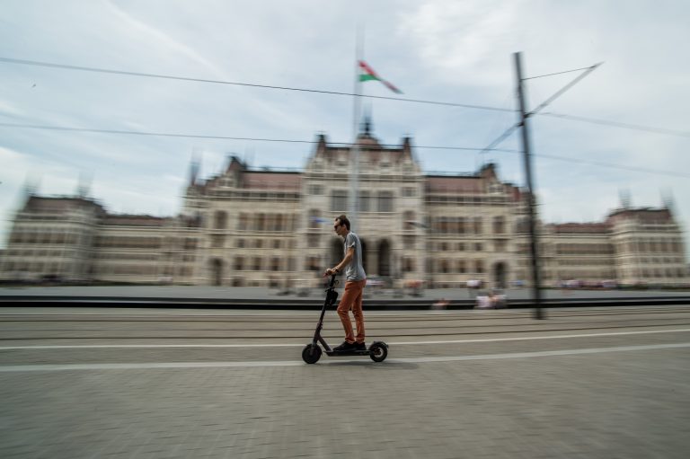 Budapesten az egyik kerületben sikerült megoldást találni az eldobált rollerek ügyére