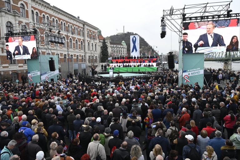 Az ellenzék csak a másik fél összerogyásával tudna talpra állni