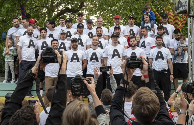 Így ünnepeltek a szurkolók az elitbe feljutó magyar jégkorongosokkal (képek)