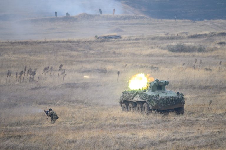 Németország újabb fegyverszállítmányról számolt be, Panzerhaubitze 2000-es önjáró tarackok is vannak a csomagban