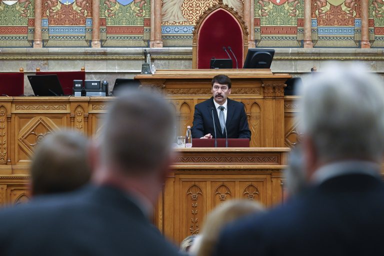 Az LMP nem gondolja, hogy az Országgyűlésnek egy zsibvásár vagy egy kocsma színvonalán kéne lennie