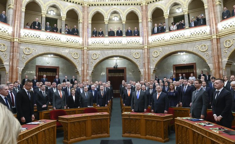 A képviselők letették esküjüket, hivatalosan is megalakult az új parlament (képek)