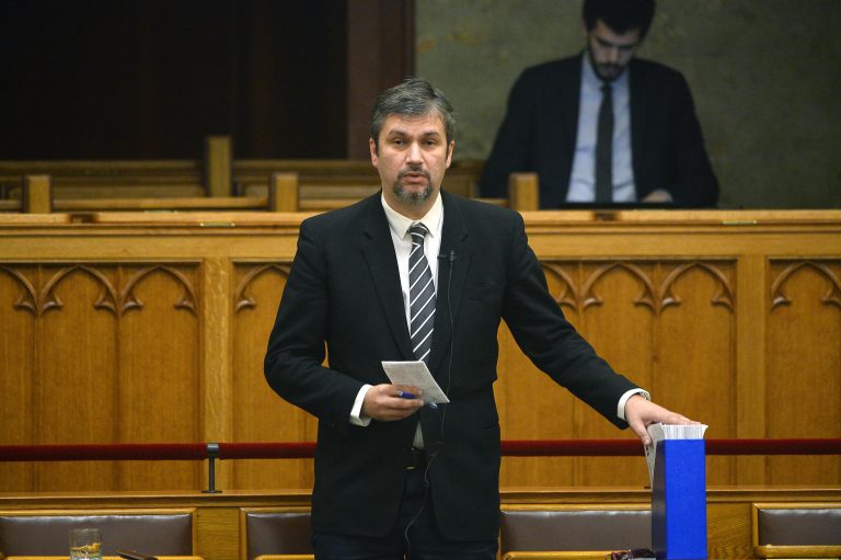 Hadházy: „a parlament aranyozott falai helyett egy kis baranyai faluban, Kisvaszaron teszek alternatív esküt”