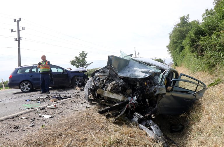 Helyszíni fotók a 3-as úton történt halálos balesetről – mindkét autó szinte a felismerhetetlenségig összeroncsolódott