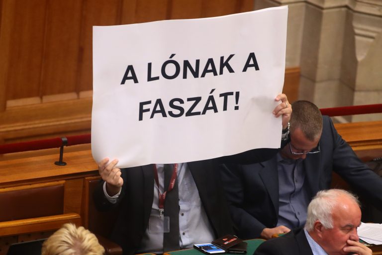 Eltűnnek a cinikus, provokatív táblák a Országgyűlésből