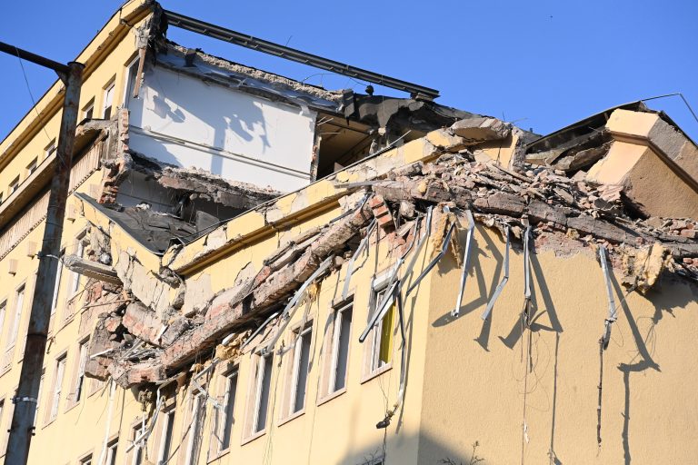 Videón a budapesti épületbontás, melynek következtében több autó is megrongálódott