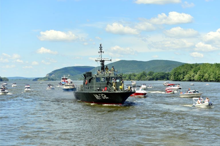 Közel 100 hajó részvételével nyitották meg a turisztikai szezont a Dunakanyarban (képek)