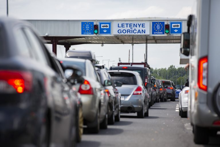 Baleset történt a letenyei határátkelőnél, gyerekek és rendőrök is megsérültek