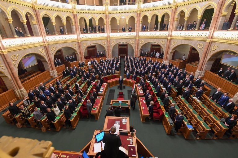 Milliárdokért bomlik frakciókra a baloldal a Magyar Nemzet szerint