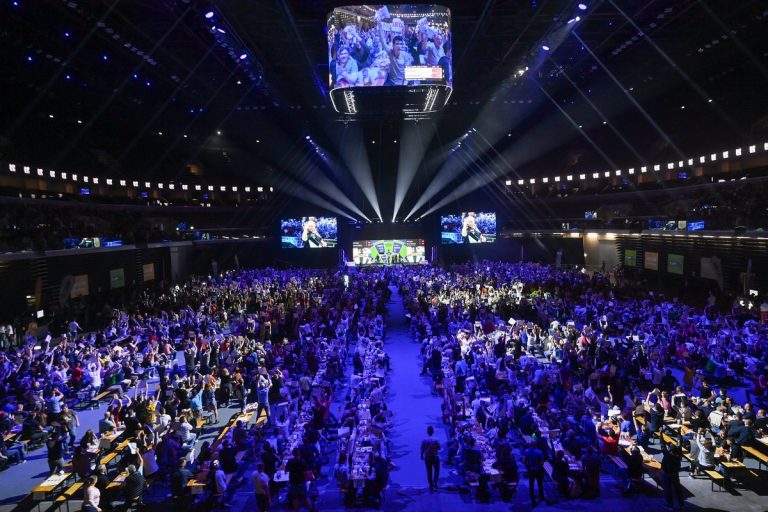 Lelkes rajongók és kitűnő hangulat a sztárokat felvonultató Hungarian Darts Show-n