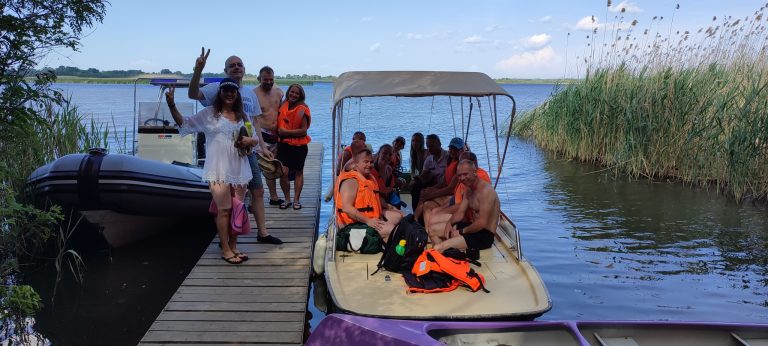 A viharos szélben felborult a kenu, 27 embert mentettek ki a Tisza-tóból a rendőrök