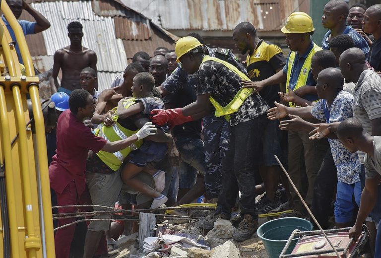 31 ember, köztük gyerekek vesztették életüket, amikor pánik tört ki egy nigériai templomban