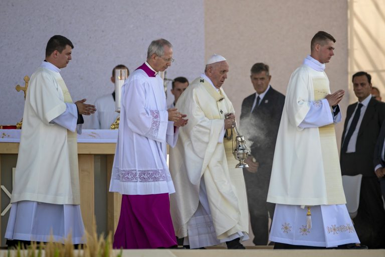 Komoly nyomás van az olasz katolikus egyházon, hogy vizsgálja ki a papi molesztálásokat