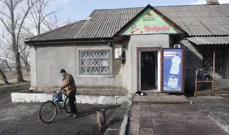 Luhanszk teljes megszállásáról beszélnek már az oroszok, helyi vezető tette helyre őket