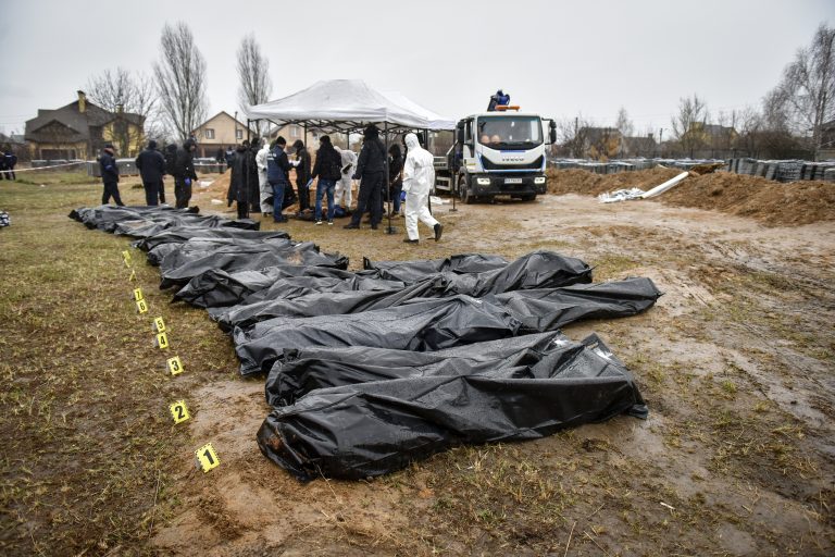 Tömegsírba temettek el élve egy ukrán férfit az orosz katonák