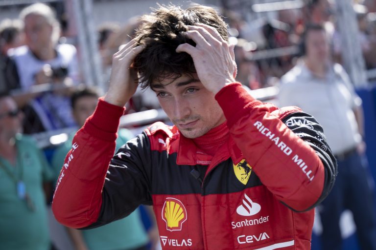 Látnotok kell: Leclerc és Sainz nagyon keményen elrúgták egy utcai Ferrarinak Miamiban (videó)