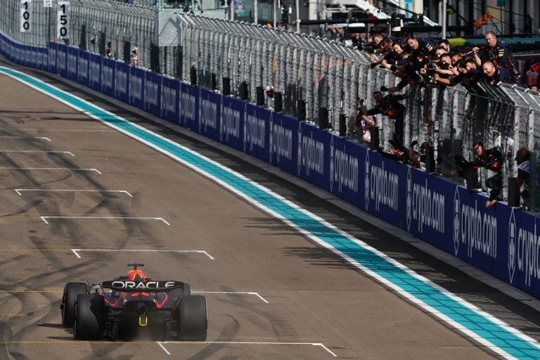 Verstappen zseniális startja a Red Bullal Miamiban, Sainz-nak esélye sem volt (videó)