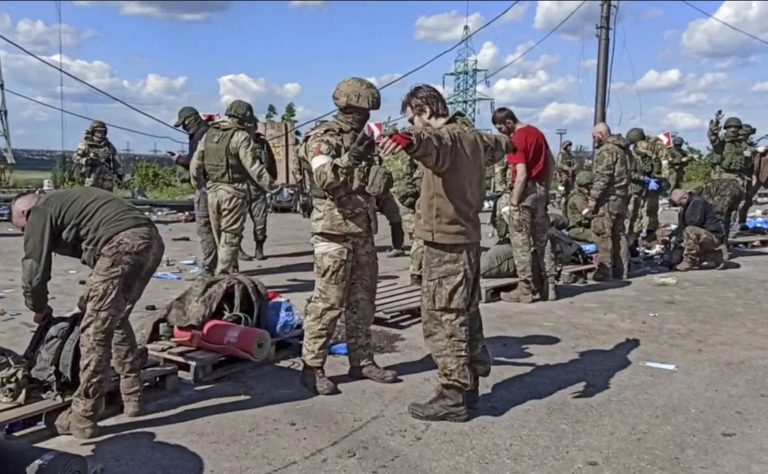 Ukrajna újrakezdené a béketárgyalásokat, ha Mariupol védőinek nem esik bántódása