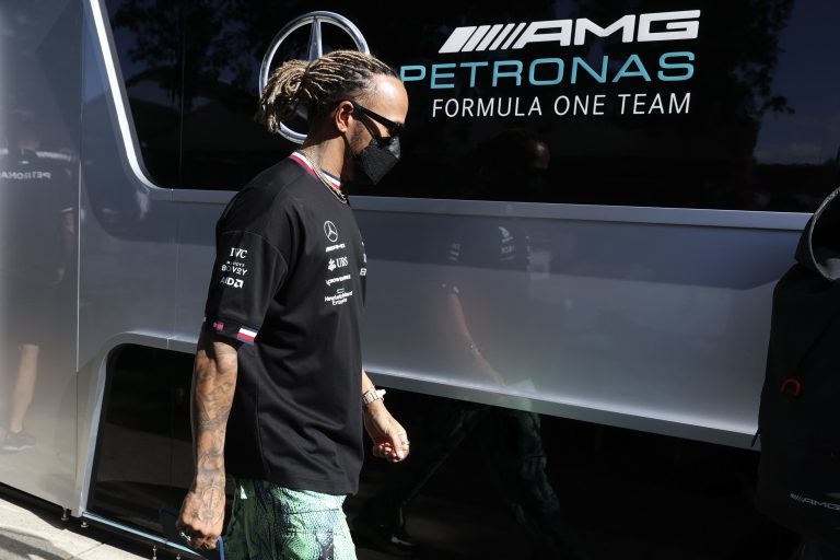 Lewis Hamilton már Amerikában pózol a menő szettjében