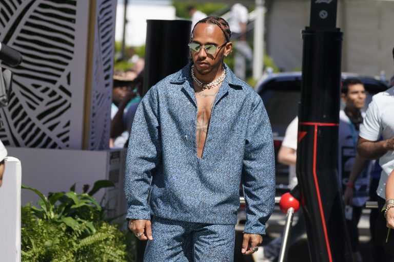 Egészen közelről Lewis Hamilton luxusórája és ékszerei Miamiból