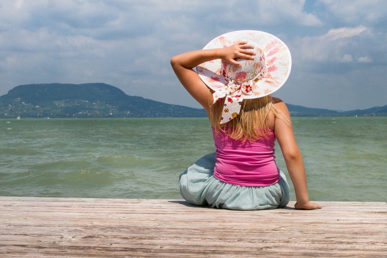 Akár már fürdeni is lehet a Balatonban, ha marad a jó idő