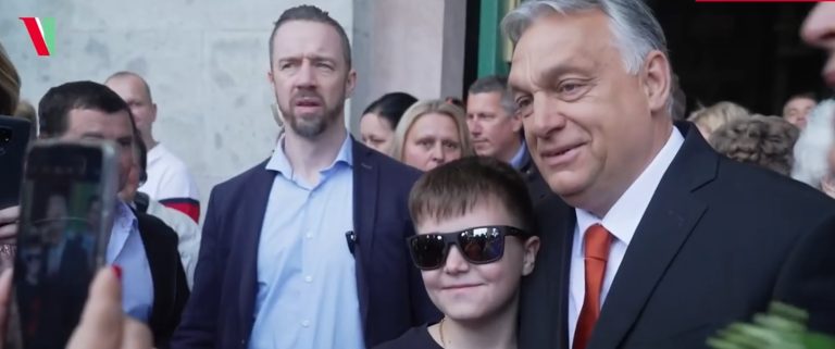 Ennyi szelfi még nem készült egyszerre Esztergomban, mint most Orbán Viktorral (videó)