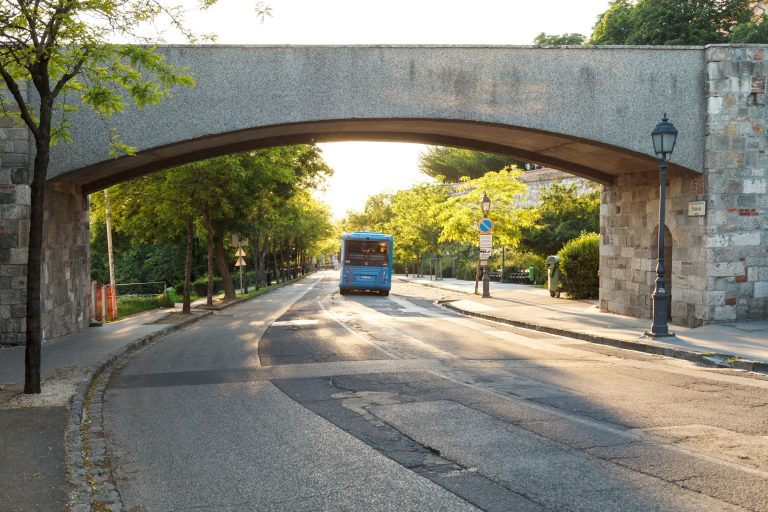 Drágul a repülőtéri vonaljegy, változás a 100E busz menetrendjében