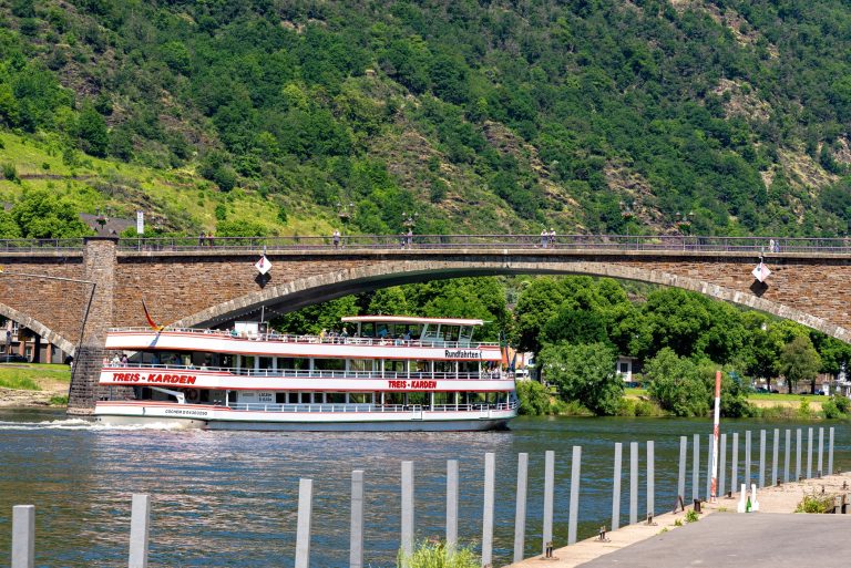 Turistahajó ütközött egy vasúti híd pillérének a Dunán Komáromnál, többen megsérültek (videó)