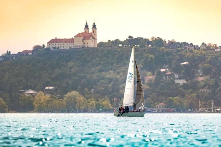 A magyarok 60 százaléka belföldi nyaralást tervez idén, 47 százalékuk pedig biztosan nem megy külföldre