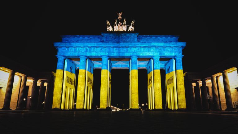 Berlinben betiltják az orosz és ukrán zászlók használatát a győzelem napján