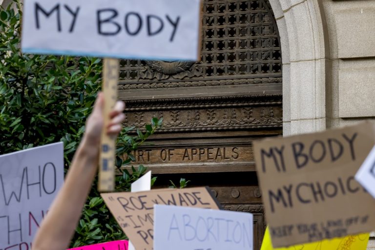 Több nagy médiavállalat is kifizeti az abortuszt igénylő kollégáik utazási költségeit