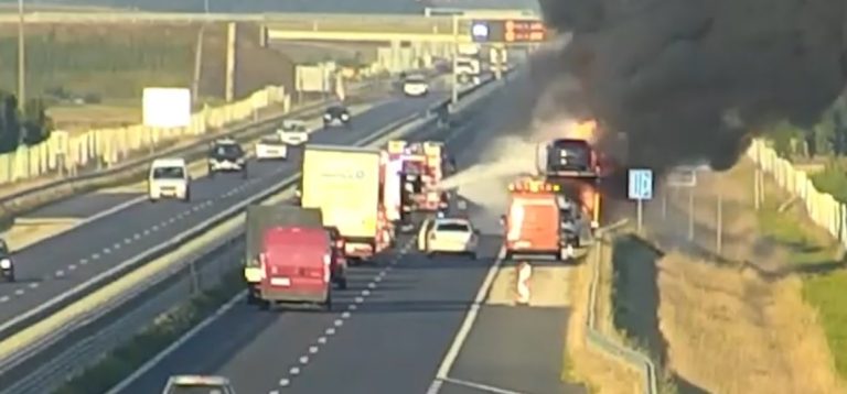 Dráma az M86-oson: így lángolt egy autókkal megrakott autószállító kamion (videó)