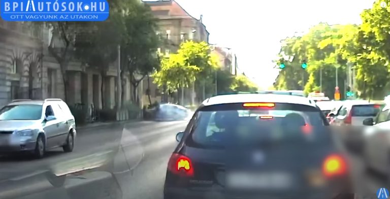 Videón, ahogyan egy BMW-s fának vágódik az Üllői úton