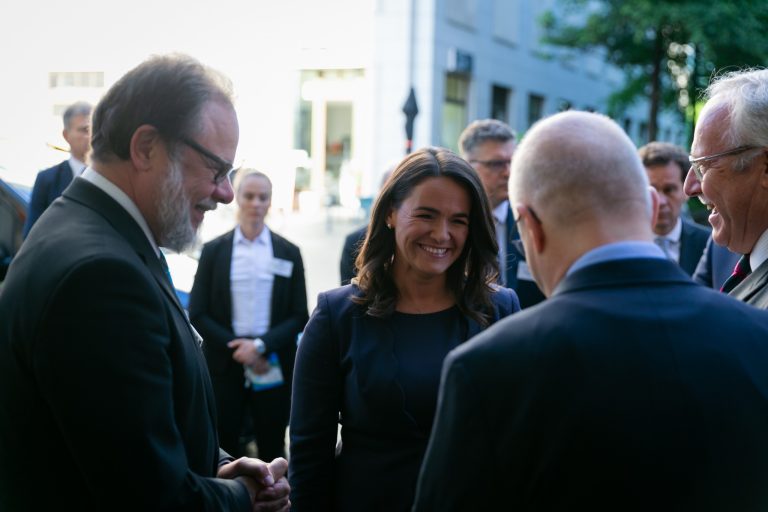 Ebben az elegáns ruhában jelent meg Novák Katalin Berlinben (fotók)