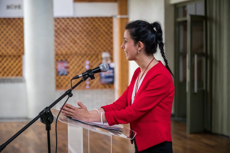 Koncz Zsófia ebben a csinos szettben jelent meg első munkanapján miniszterhelyettesként