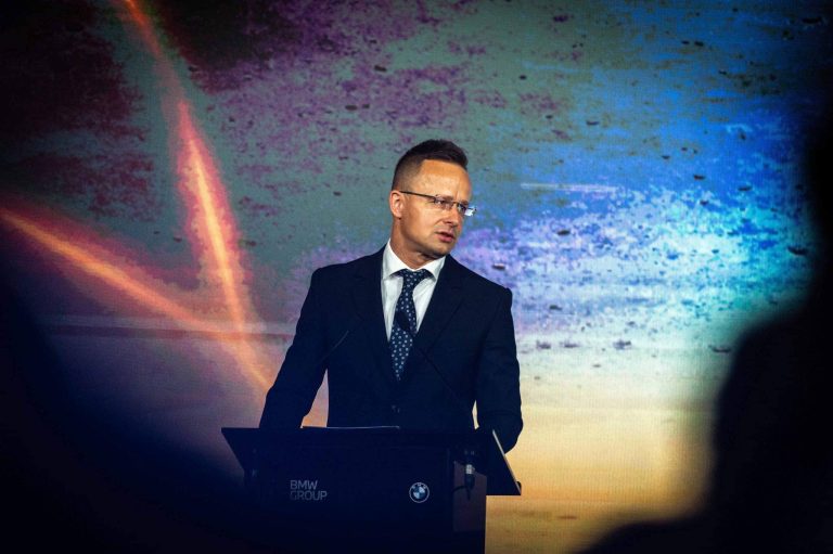 Szijjártó Péter laza és elegáns megjelenése a női klubkézilabda meccsen (fotók)