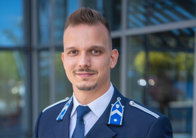 Jutalomban részesítettek egy hős budapesti rendőrt